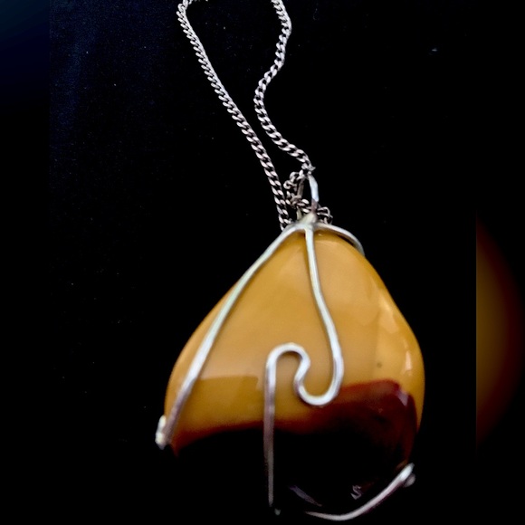 A sterling silver necklace with wire wrapped agate. 20” total length. - Picture 4 of 5